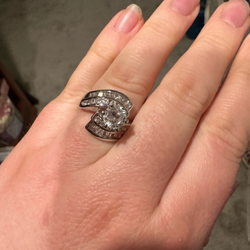 Stunning Silver Colored Women's Ring